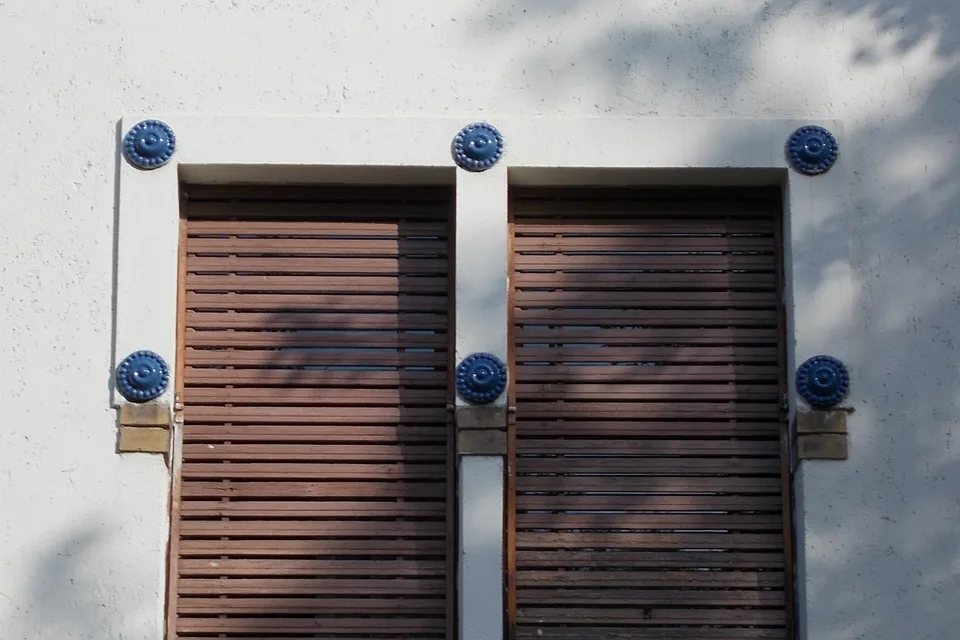 Volet roulant en bois fermé sur une fenêtre de façade